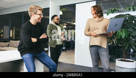 Verschiedene Gruppen von Fachleuten arbeiten in einem Büro zusammen, arbeiten zusammen und entwickeln Strategien. Sie diskutieren Ideen und planen ein Projekt, um Tee zu zeigen Stockfoto