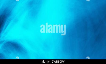 Unscharfer und lebendiger abstrakter türkisfarbener Hintergrund mit bewegungsunscharfen Linien. Hochauflösender, heller und dynamischer Hintergrund mit Kopierraum. Stockfoto