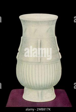 Vase aus Porzellan mit geformter und geschnitzter Dekoration und mit weißer, sprudelnder Glasur in einem leichten Blauton. JU-Typ. Gesungene Dynastie. H. 146 mm aus chinesischer Kunst : 100 farbige Platten, die Töpferwaren und Porzellan aller Epoche wiedergeben, Jacken, Lacke, Gemälde, Bronzen, Möbel, etc. von Hobson, R. L. (Robert Lockhart), 1872-1941 Erscheinungsdatum 1927 Publisher New York: the Macmillan Company Stockfoto