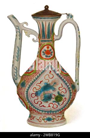 Ewer mit flachem Korpus aus Porzellan, mit emaillierten Designs die Platte leicht im Relief geformt. Ming-Dynastie, Chia Ching-Zeit (1522-1566). H 234 mm aus chinesischer Kunst : 100 farbige Platten, die Töpferwaren und Porzellan aller Epoche wiedergeben, Jacken, Lacke, Gemälde, Bronzen, Möbel, etc. von Hobson, R. L. (Robert Lockhart), 1872-1941 Erscheinungsdatum 1927 Publisher New York: the Macmillan Company Stockfoto