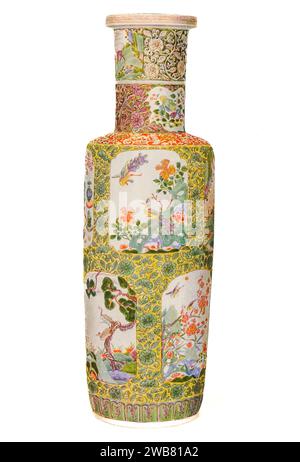 Vase, eine von einem Paar, verziert mit Famille verte Emaillefarben auf der glasierten K’ang Hsi-Zeit. H. 736 mm aus chinesischer Kunst : 100 farbige Platten, die Töpferwaren und Porzellan aller Epoche wiedergeben, Jacken, Lacke, Gemälde, Bronzen, Möbel, etc. von Hobson, R. L. (Robert Lockhart), 1872-1941 Erscheinungsdatum 1927 Publisher New York: the Macmillan Company Stockfoto