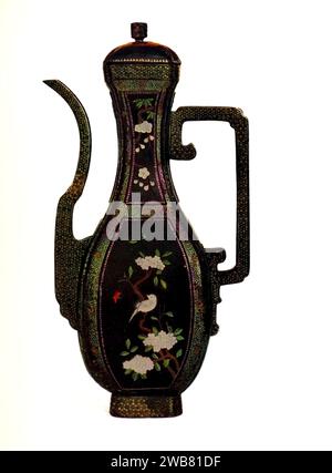 Ewer für zeremonielle Verwendung. Schwarzer Lack auf Zinn mit Schale verkrustet, elfenbeinfarbener roter Lack und Lackzusammensetzung. Ming-Dynastie (Wan Li) H 356 mm aus chinesischer Kunst : 100 farbige Platten, die Töpferwaren und Porzellan aller Epoche wiedergeben, Jacken, Lacke, Gemälde, Bronzen, Möbel, etc. von Hobson, R. L. (Robert Lockhart), 1872-1941 Erscheinungsdatum 1927 Publisher New York: the Macmillan Company Stockfoto