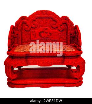 Thron des Kaisers CH’ien Lung. Geritzter roter Lack, der durch innere Schichten von Olivgrün, Braun und Gelb geschnitten ist. CH’ING Dynastie. Aus der chinesischen Kunst : hundert farbige Platten, die Töpferwaren und Porzellan aller Epoche wiedergeben, Jacken, Lacke, Gemälde, Bronzen, Möbel, etc. von Hobson, R. L. (Robert Lockhart), 1872-1941 Erscheinungsdatum 1927 Publisher New York: the Macmillan Company Stockfoto