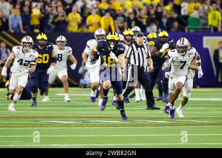 Houston, TX, USA. Januar 2024. Michigan Wolverines Tight End Colston Loveland (18) läuft nach dem Fang während des College Football Playoff National Championship Spiels zwischen den Michigan Wolverines und den Washington Huskies im NRG Stadium in Houston, Texas. Darren Lee/CSM/Alamy Live News Stockfoto