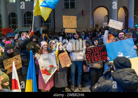 Demonstranten halten Banner, während sie an einem proukrainischen Protest in Warschau, Polen, am 8. Januar 2024 teilnahmen. Hunderte von Menschen versammelten sich, um an die Europäische Union zu appellieren, der Ukraine unverzüglich die Waffen zu geben, die sie benötigt, um den russischen Terror zu beenden. Warschau Polen 2024/01/08: STOPP DES RUSSISCHEN TERRORS: Protest vor der EU-Vertretung in Polen 2024/01/08 Urheberrecht: XMarekxAntonixIwanczukx MAI09318 Stockfoto