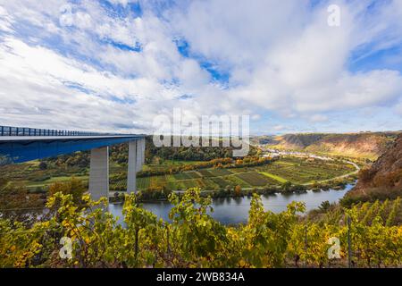 Die Moseltalbrücke führt die Bundesautobahn 61 über eine Mäander der Mosel, die Hunsrück und Eifel verbindet Stockfoto