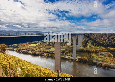 Die Moseltalbrücke führt die Bundesautobahn 61 über eine Mäander der Mosel, die Hunsrück und Eifel verbindet Stockfoto