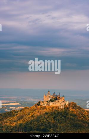 Blick auf die Burg Hohenzollern der Stammsitz des Kaiserhauses Hohenzollern. Das dritte von drei auf dem Hügel gebauten Schlössern ist die Loca Stockfoto