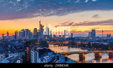 Sonnenuntergang über Mainhattan, dem zentralen Geschäftsviertel von Frankfurt am Main in Deutschland. Das Wort ist ein Portmanteau von Main, dem Fluss, auf dem Frankfurt liegt Stockfoto