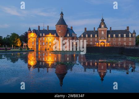 In Deutschland, in der Nähe der niederländischen Grenze, befindet sich das Wasserschloss Anholt, eines der wenigen privaten Schlösser Nordrhein-Westfalens. Es erscheint zuerst Stockfoto