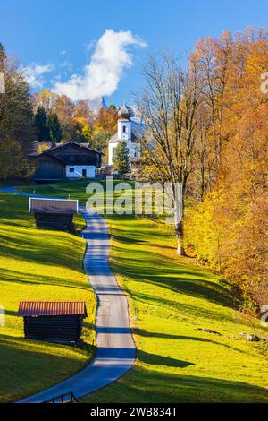 Herbst in Wamberg, mit Blick auf die Kirche St. Anna. Wamberg ist eines der am höchsten gelegenen Kirchendörfer Deutschlands. Wamberg liegt ganz in der Nähe Stockfoto
