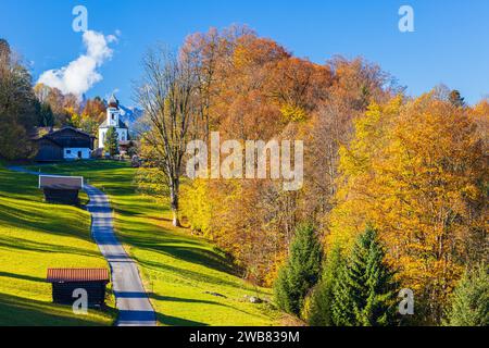 Herbst in Wamberg, mit Blick auf die Kirche St. Anna. Wamberg ist eines der am höchsten gelegenen Kirchendörfer Deutschlands. Wamberg liegt ganz in der Nähe Stockfoto
