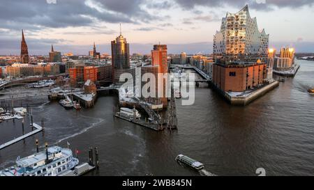 Hamburgs Hafencity mit der Elbphilharmonie im Abendlicht an einem kalten Wintertag Stockfoto