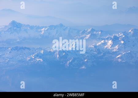 Luftaufnahme des Himalaya mit schneebedeckten Gipfeln. Die winterliche Landschaft mit Bergen Stockfoto