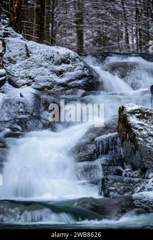 Szepit-Wasserfall am Hylaty-Fluss im Dorf Zatwarnica. Bieszczady Mountains, Polen. Stockfoto