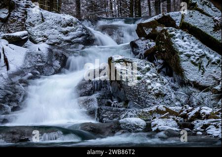 Szepit-Wasserfall am Hylaty-Fluss im Dorf Zatwarnica. Bieszczady Mountains, Polen. Stockfoto