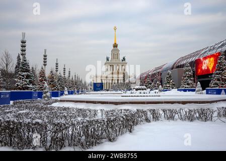 MOSKAU, RUSSLAND - 06. JANUAR 2024: Wintertag auf dem Territorium der VDNH. Moskau Stockfoto