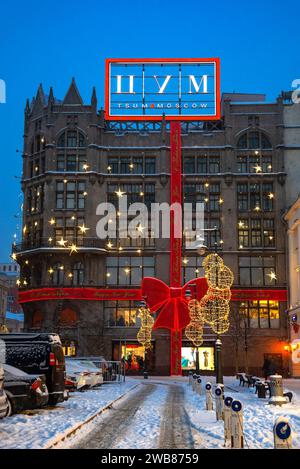 MOSKAU, RUSSLAND - 06. JANUAR 2024: TSUM mit rotem festlichem Bogen. Moskau Stockfoto