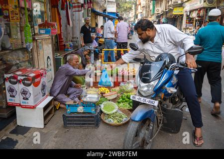 Mumbai, Maharashtra, Indien, indischer Mann, der Gemüse kauft und auf dem Fahrrad fährt, nur Editorial. Stockfoto