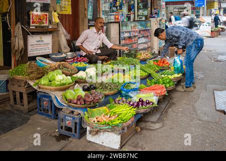 Mumbai, Maharashtra, Indien, Ein Gemüsehändler auf der Straße, nur Editorial. Stockfoto