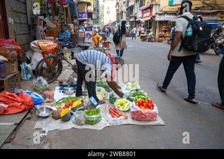 Mumbai, Maharashtra, Indien, Ein Gemüsehändler auf der Straße, nur Editorial. Stockfoto