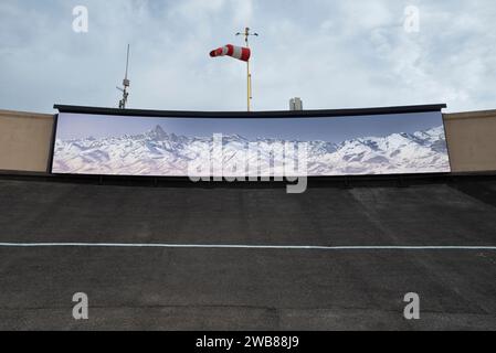 Lingotto, Turin, Italien, - 10. August 2023. FIAT-Teststrecke. Draußen mit Himmel und Wolken. Parabolische Kurve. Stockfoto