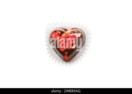 Draufsicht auf Schokoladenpralinen im Herzen isoliert auf weißem Hintergrund. Stockfoto
