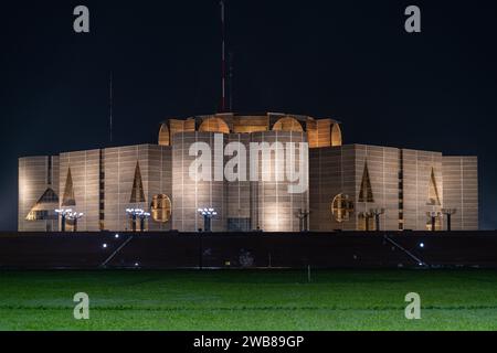 Dhaka, Bangladesch - 11 21 2023 : Außenansicht von Jatiya Sangsad Bhaban oder National Parliament Building bei Nacht Stockfoto