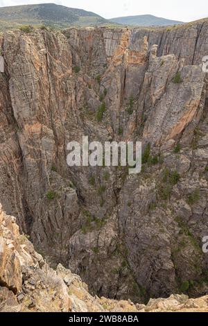 Tiefe Schluchten am nördlichen Rand des Black Canyon of the Gunnison am Devil's Lookout am südlichen Rand Stockfoto
