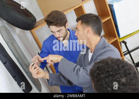 Professionelle Trainer unterrichten Schüler wie Auto Motor fixieren Stockfoto
