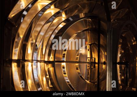 Leuchtturmleuchte mit Fresnel-Linse auf Metallrahmen, Nahaufnahme Stockfoto