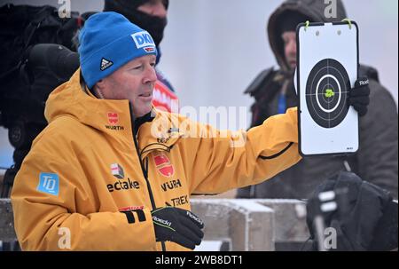 Oberhof, Deutschland. Januar 2024. Uros Velepec, Cheftrainer Biathlon Männer beim Deutschen Skiverband, steht beim Biathlon-WM in der Lotto Thüringen Arena auf dem Rennsteig. Quelle: Martin Schutt/dpa/Alamy Live News Stockfoto