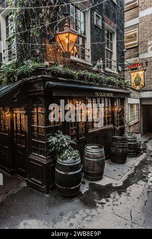 Ye Olde Mitre Tavern, 1773 erbaut, in den Gassen von Holborn, London Stockfoto