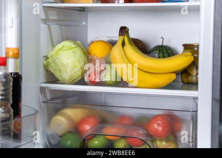 Offener Kühlschrank voll mit frischem Obst und Gemüse, gesunde Lebensmittel Hintergrund, Bio Ernährung, Gesundheit, Diät Konzept. Frisches Gemüse auf der sie Stockfoto