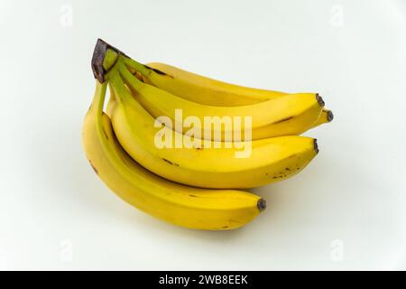 Draufsicht der gelben Bananenbunch auf weißem Hintergrund. Draufsicht Stockfoto
