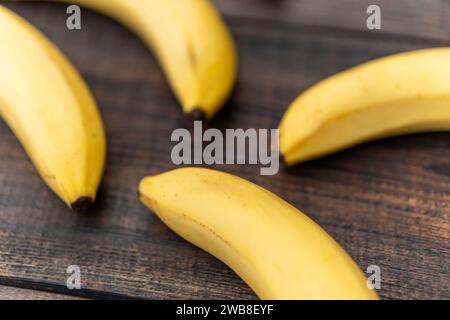 Banane auf hölzernem Schneidebrett aus nächster Nähe. Gesunder natürlicher Snack. Draufsicht Stockfoto