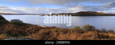 Herbstblick über Little Loch Broom in der Nähe von Badcaul Village, Ross and Cromarty, Scottish Highlands, Schottland, Großbritannien Stockfoto