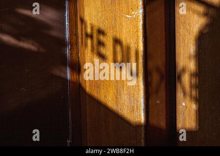 Sonnenlicht durch das Fenster des Duke Pub in London, Großbritannien Stockfoto