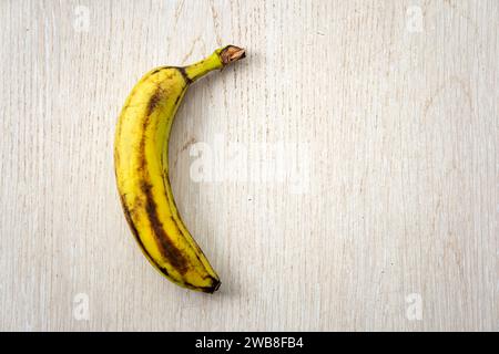 Überreife Banane isoliert auf hölzernem Hintergrund. Stockfoto