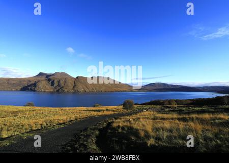 Herbstblick über Little Loch Broom in der Nähe von Badcaul Village, Ross and Cromarty, Scottish Highlands, Schottland, Großbritannien Stockfoto