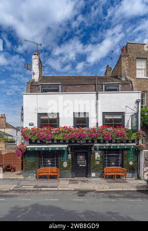 London, Greenwich - Außenansicht des Feathers Traditional English Pub, Großbritannien Stockfoto