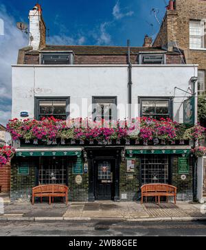 London, Greenwich - Außenansicht des Feathers Traditional English Pub, Großbritannien Stockfoto