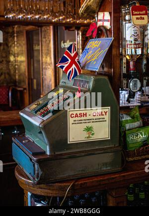 Im Palm Tree Pub gibt es nur Bargeld Stockfoto