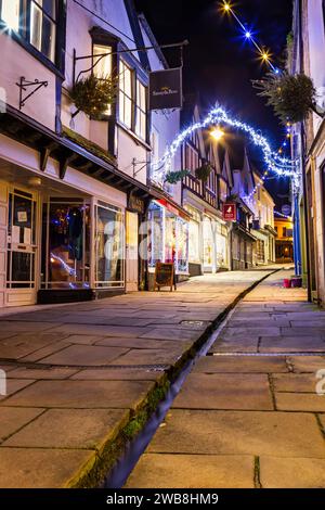 Billige Straße beleuchtet von Weihnachtslichtern in Frome, Somerset Stockfoto