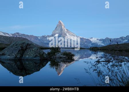 Der berühmte Alpengipfel Matterhorn in sanftem Blauton kurz nach der Tagespause und vor Sonnenaufgang Stockfoto