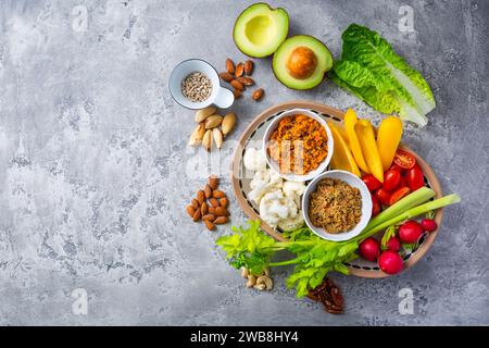 Gemischtes rohes Snack-Gemüse mit Dip-Sauce, gesunde frische Essensplatte. Stockfoto