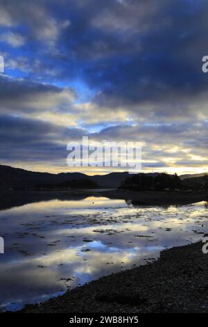 Sonnenuntergang über Loch Carron, Lochcarron Village, Wester Ross, North West Highlands in Schottland, Großbritannien Stockfoto