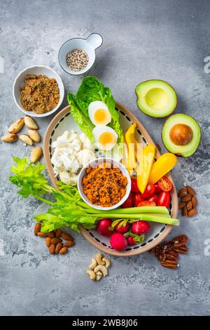 Gemischtes rohes Snack-Gemüse mit Dip-Sauce, gesunde frische Essensplatte. Stockfoto