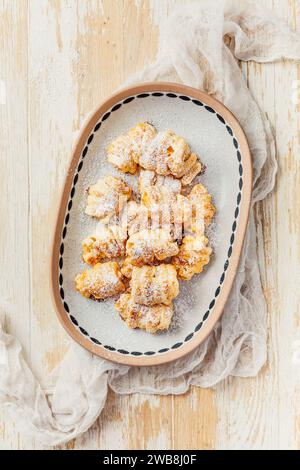 Hausgemachtes Apfelgebäck, Blätterteig mit Äpfeln, kleiner gesunder Snack Stockfoto