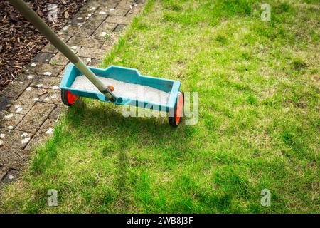 Rasenpflege - Rasen Frühling Düngung Werkzeug Stockfoto